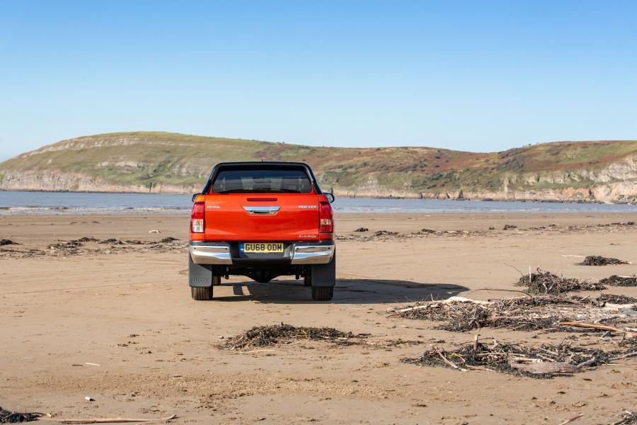  Toyota Hilux Invincible X Double Cab 2018 года  (UK) (фото 29 из 40)